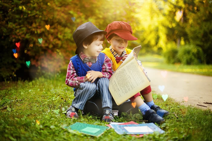 Des enfants qui étudient en dehors de l'école